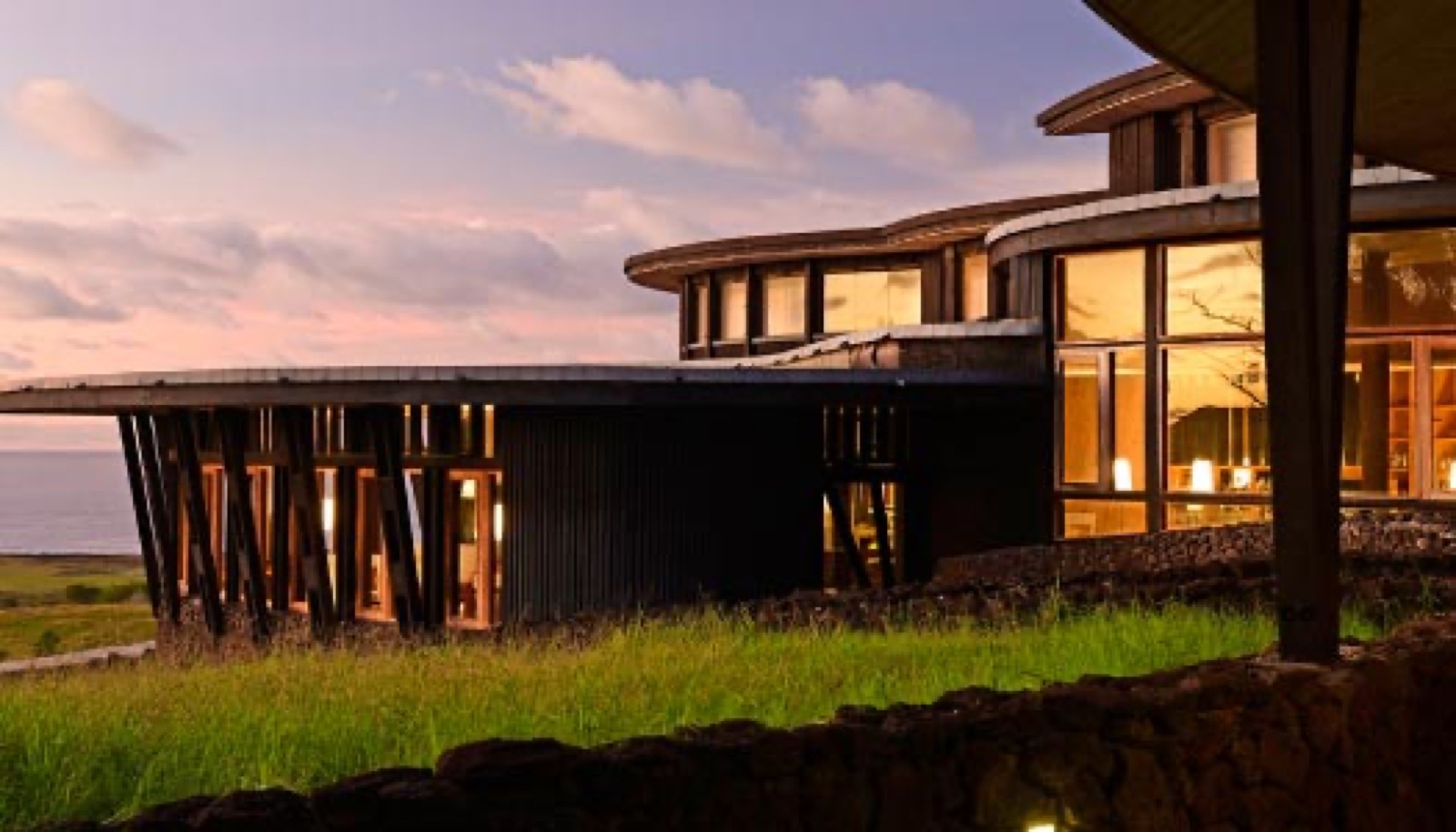 Arquitectura del lodge al ocaso, sobre las colinas de Rapa Nui con vista al Pacífico