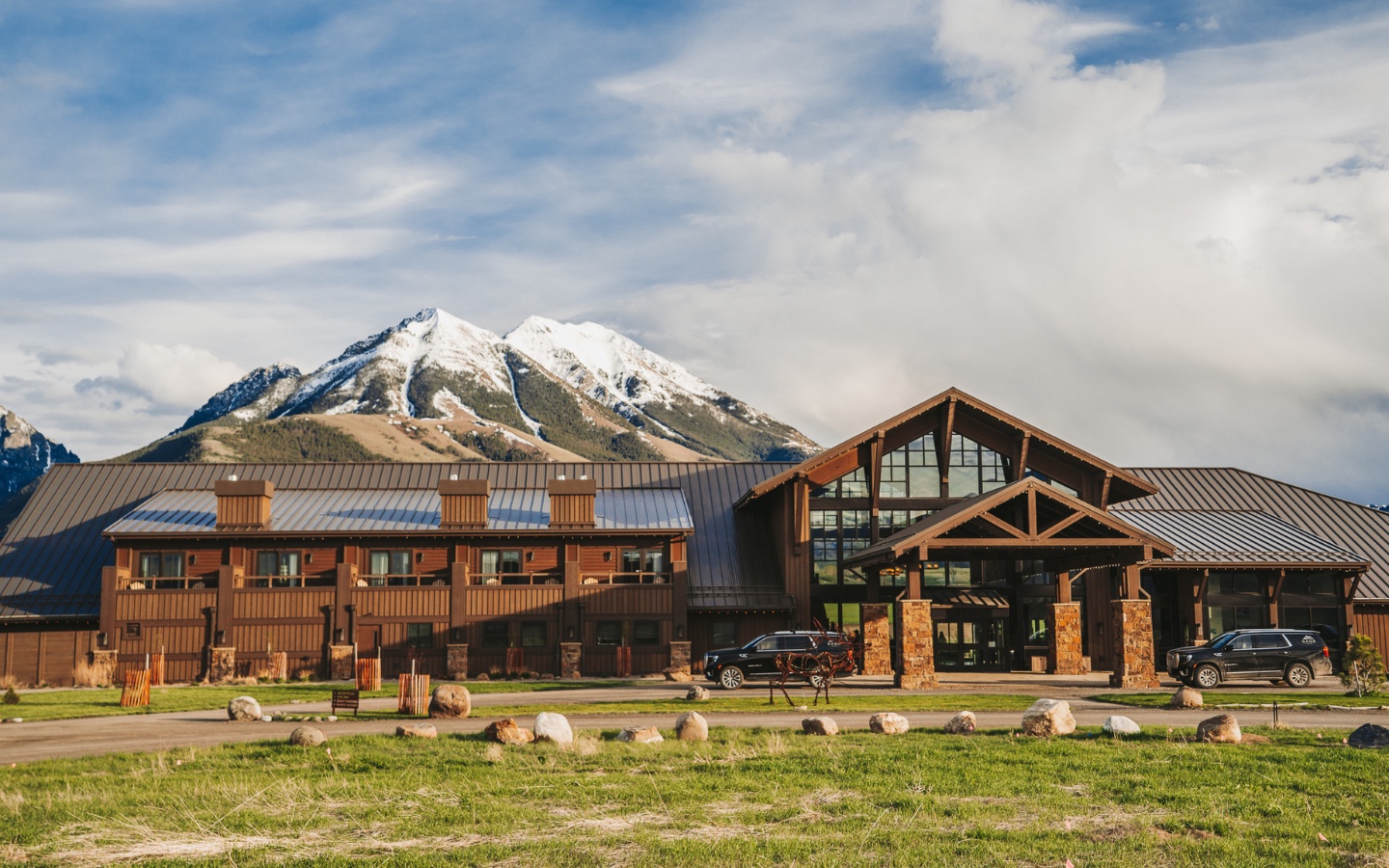 Sage Lodge en Pray, Montana — fachada de madera con las montañas nevadas al fondo